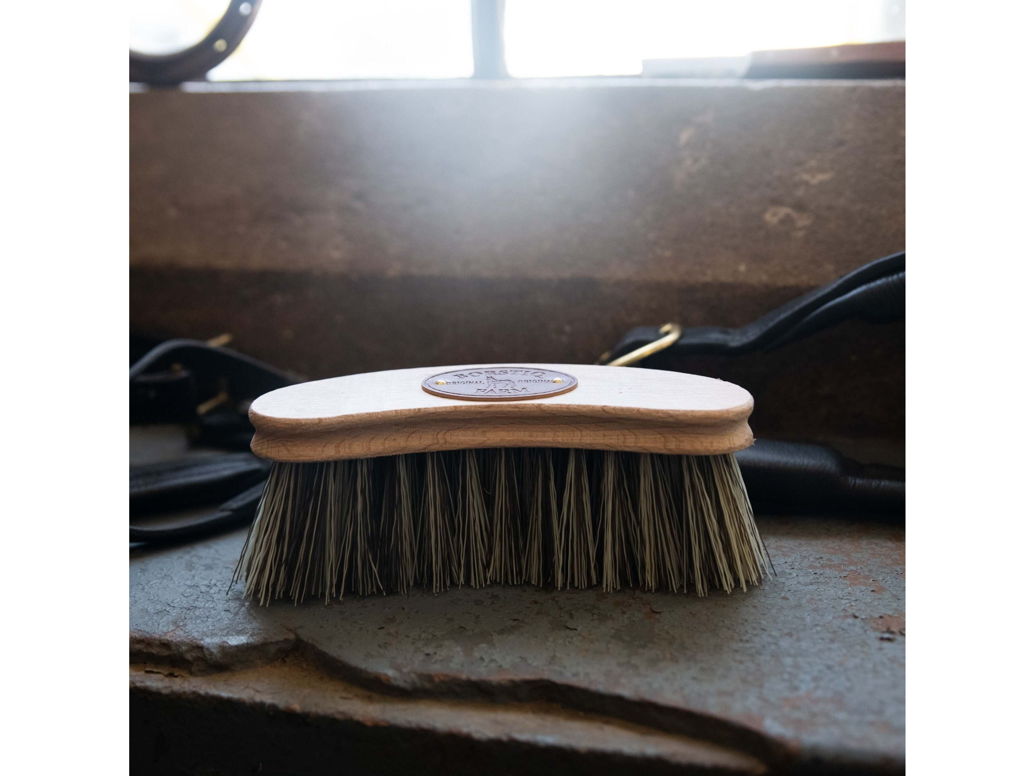 borstiq banana medium brush - equestrian equipment