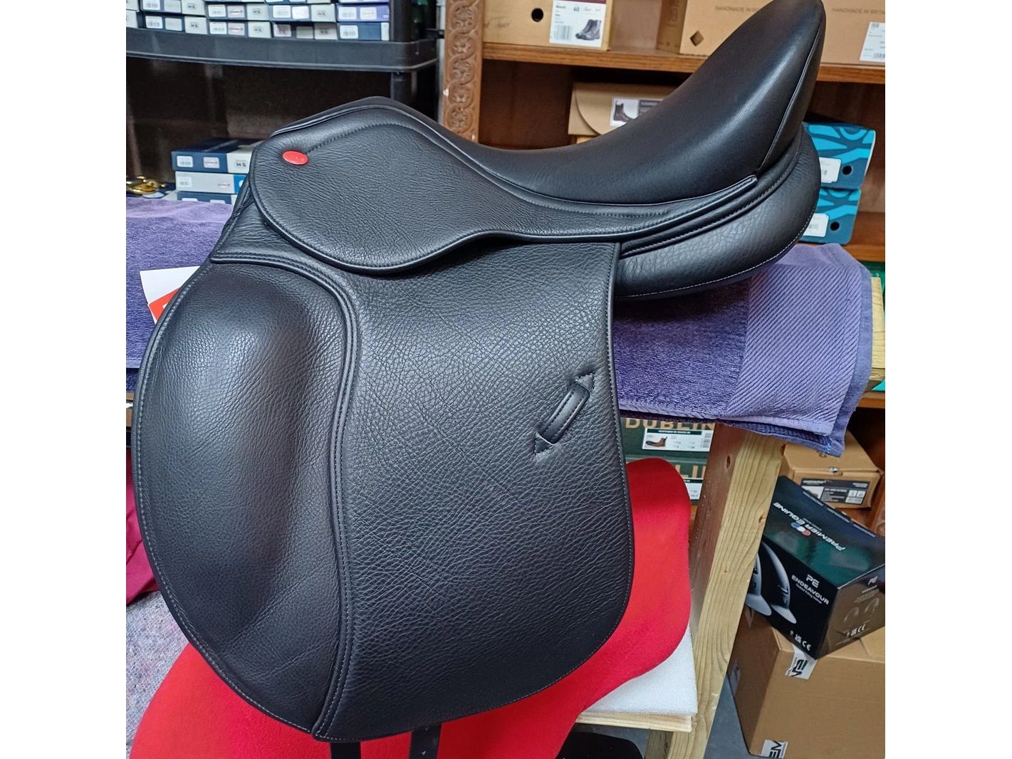 John Whitaker Harrogate Dressage Saddle 17.5 inch Black - Adjustable Gullet -New