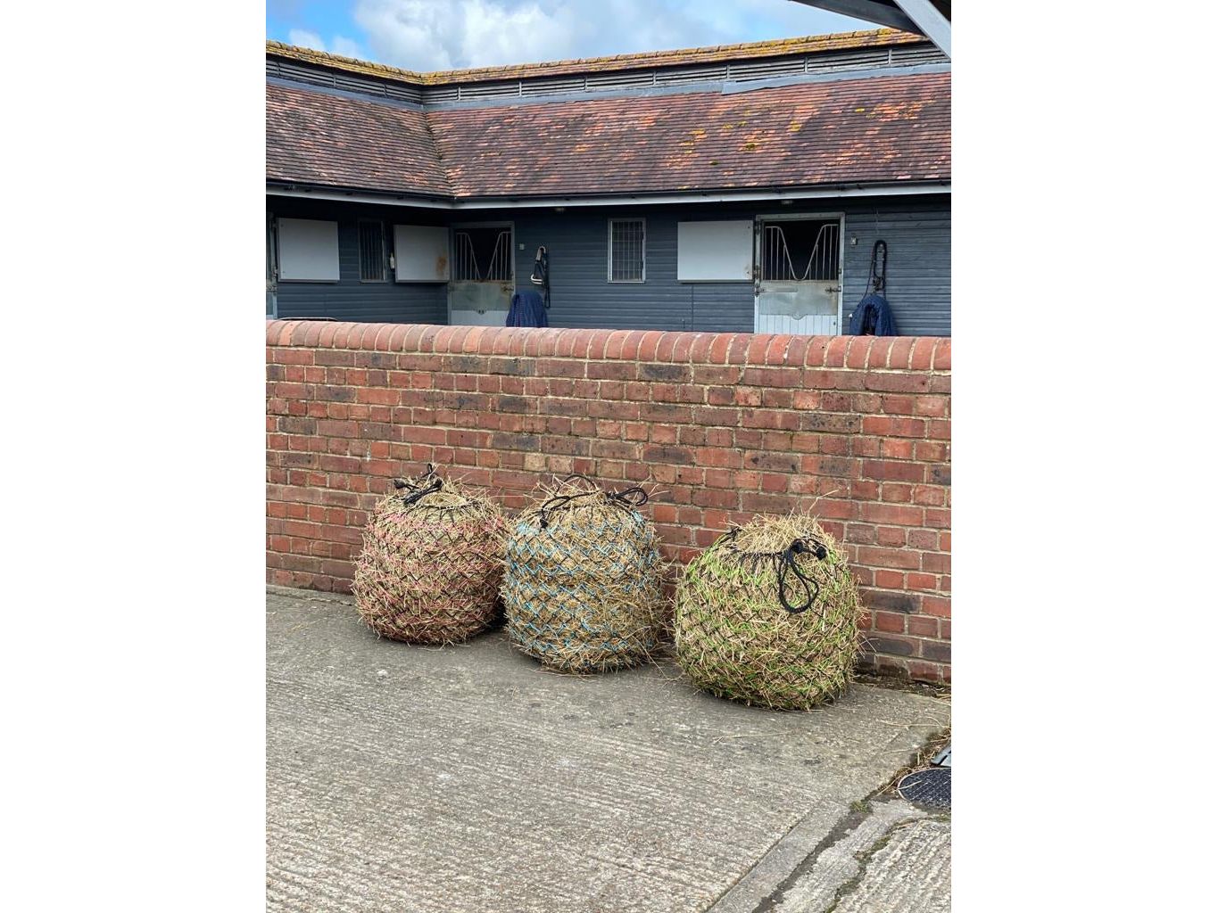 deluxe two-colour haynet - 40" - equestrian equipment