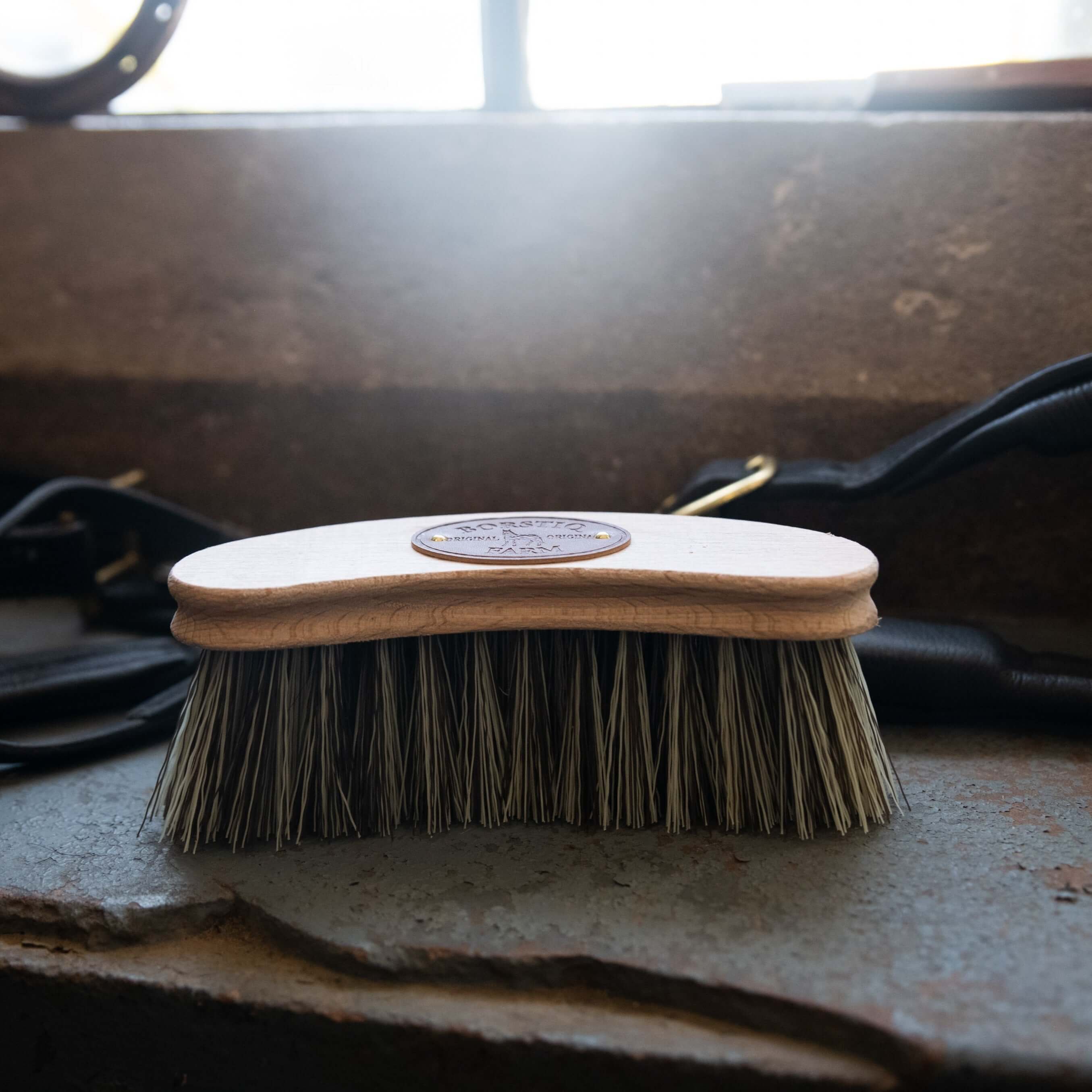 borstiq banana medium brush - equestrian equipment