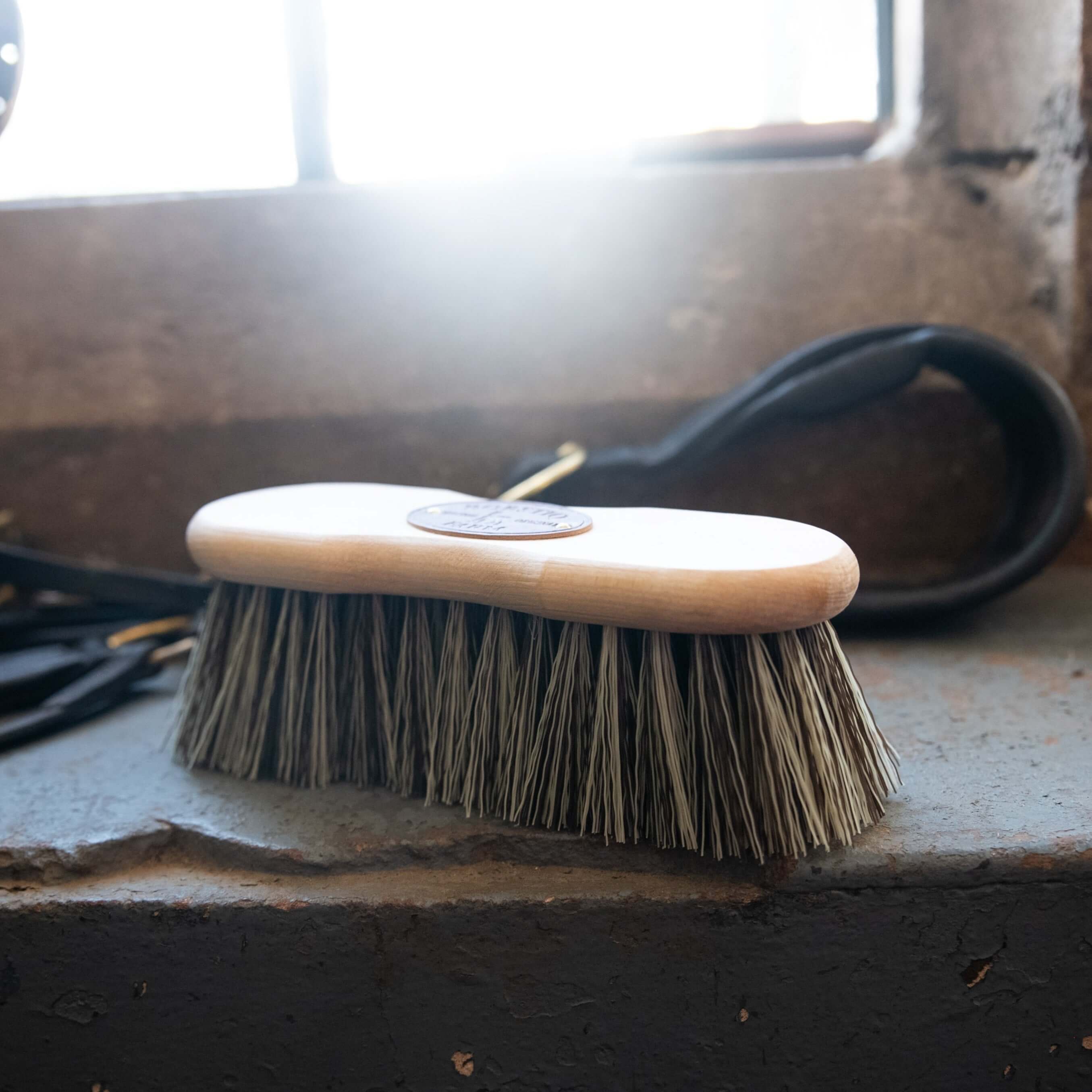 borstiq shaped medium brush - equestrian equipment