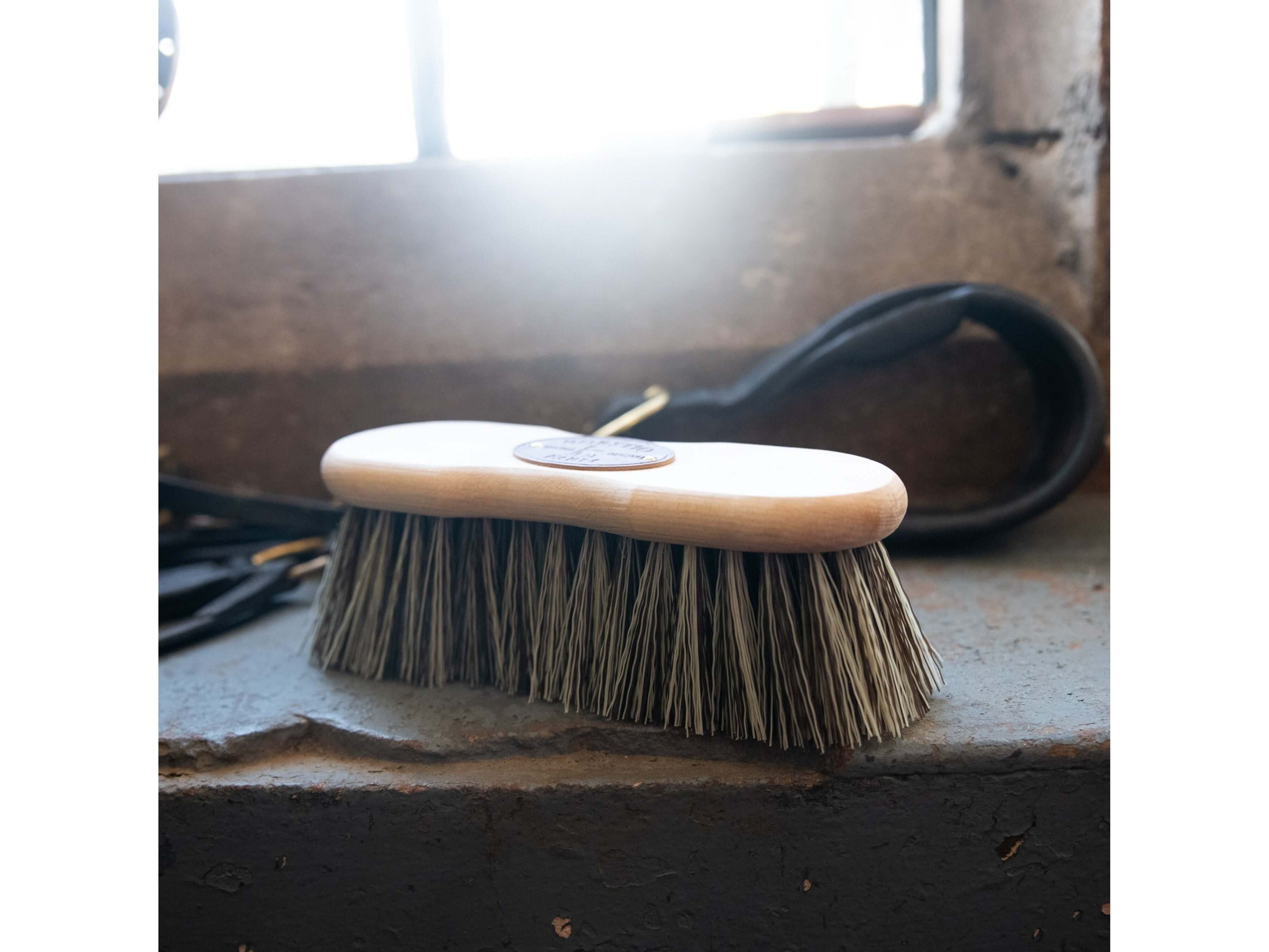 borstiq shaped medium brush - equestrian equipment