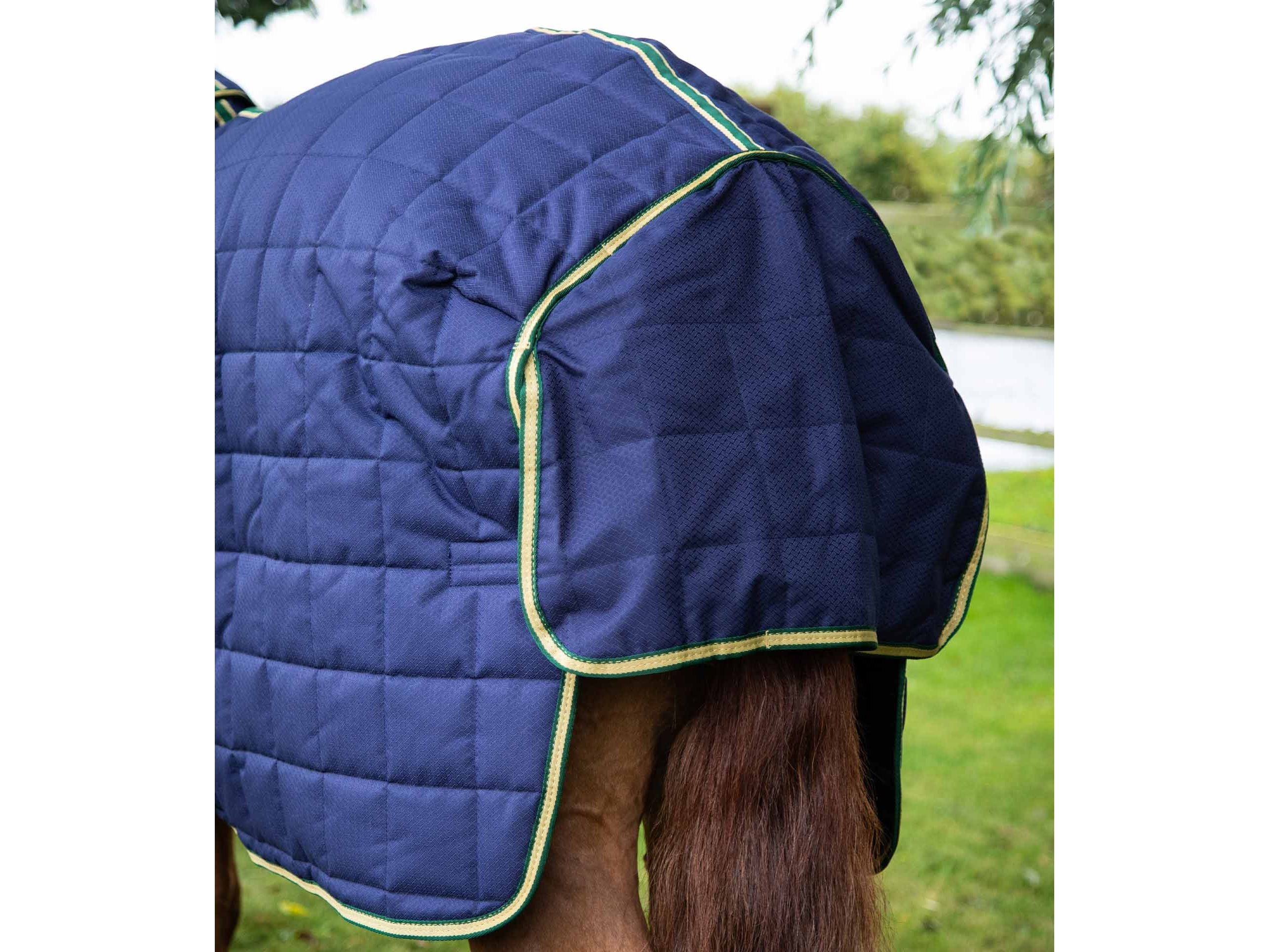 Lucanta 450g Stable Rug with Neck Cover